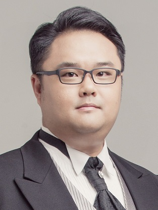 Formal portrait of Dr. Lun-De Liao